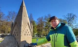 Sandkünstler Jeroen van de Vlag hat unter anderem den Paderborner Dom aus mehreren Tonnen Spezialsand geschnitzt. Bis zur Eröffnung der Sandwelten am Freitag, 12. Mai, stellt er zusammen mit zwei Kolleginnen sechs Skulpturen fertig. - Gartenschau Bad Lippspringe Sandkünstler Jeroen van de Vlag hat unter anderem den Paderborner Dom aus mehreren Tonnen Spezialsand geschnitzt. Bis zur Eröffnung der Sandwelten am Freitag, 12. Mai, stellt er zusammen mit zwei Kolleginnen sechs Skulpturen fertig. - Gartenschau Bad Lippspringe