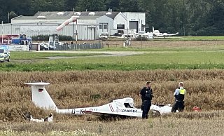 Das Flugzeug ist kurz vor der Landebahn in ein Kornfeld gestürzt. MT.Foto: - Maximilian Hampel Das Flugzeug ist kurz vor der Landebahn in ein Kornfeld gestürzt. MT.Foto: - Maximilian Hampel