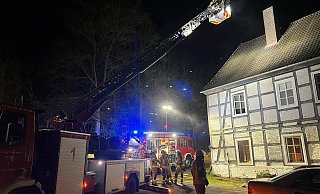 Einsatzkräfte der Warburger Feuerwehr eilten am Samstagabend zu einem Kaminbrand aus. - FFW Warburg Einsatzkräfte der Warburger Feuerwehr eilten am Samstagabend zu einem Kaminbrand aus. - FFW Warburg