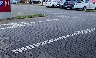 Mit allen verfügbaren Streifenwagen eilte die Polizei in Richtung eines Supermarkt-Parkplatzes im Bielefelder Norden. - Stefan Becker (Symbolfoto) Mit allen verfügbaren Streifenwagen eilte die Polizei in Richtung eines Supermarkt-Parkplatzes im Bielefelder Norden. - Stefan Becker (Symbolfoto)