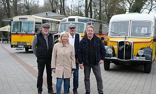 Neue Oldtimerbustouren übers Land: Stephan Schlomann, Stefanie Dettmer, Frank Kraul und Jörg Gropp stellen die Touren vor. - Ulf Hanke Neue Oldtimerbustouren übers Land: Stephan Schlomann, Stefanie Dettmer, Frank Kraul und Jörg Gropp stellen die Touren vor. - Ulf Hanke