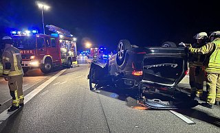 Einsatzkräfte der Warburger Feuerwehr am Unfallort. - FFW Warburg Einsatzkräfte der Warburger Feuerwehr am Unfallort. - FFW Warburg