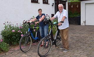 Werner und Ute Daheim aus Kleinenberg haben ihr Auto gegen E-Bikes eingetauscht und haben nach eigenen Angaben an Lebensqualität hinzugewonnen. - Anja Ebner Werner und Ute Daheim aus Kleinenberg haben ihr Auto gegen E-Bikes eingetauscht und haben nach eigenen Angaben an Lebensqualität hinzugewonnen. - Anja Ebner