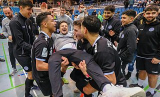 Titelfreude: Nach dem Gewinn der Hallen Fußball-Stadtmeisterschaft 2023 ließen die MCH-Kicker ihren damaligen Coach Cleverson Pelc (Mitte) hochleben. - Andreas Zobe Titelfreude: Nach dem Gewinn der Hallen Fußball-Stadtmeisterschaft 2023 ließen die MCH-Kicker ihren damaligen Coach Cleverson Pelc (Mitte) hochleben. - Andreas Zobe