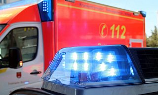 Ein junger Mann wird per Rettungswagen ins Krankenhaus gebracht. - Jens Reichenbach Ein junger Mann wird per Rettungswagen ins Krankenhaus gebracht. - Jens Reichenbach