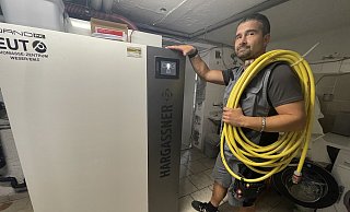 Anlagenmechaniker Tim Rasenberger überprüft eine Pellet-Heizung. - Elke Niedringhaus-Haasper Anlagenmechaniker Tim Rasenberger überprüft eine Pellet-Heizung. - Elke Niedringhaus-Haasper
