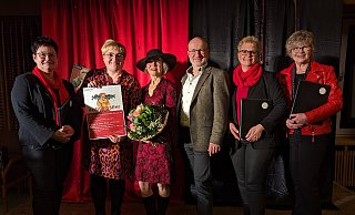 Über die Resonanz zum Weltfrauentag in Borchen freuen sich (v. l.) Kirsten Voß (Vorstand Frauenchor Etteln), Borchens Gleichstellungsbeauftragte Christina Müller, Schauspielerin Jutta Seifert, Chorleiter Hans Joachim Senft, sowie Stefanie Wübbeke und Brigitte Klocke (Vorstand Frauenchor Etteln). - Gemeinde Über die Resonanz zum Weltfrauentag in Borchen freuen sich (v. l.) Kirsten Voß (Vorstand Frauenchor Etteln), Borchens Gleichstellungsbeauftragte Christina Müller, Schauspielerin Jutta Seifert, Chorleiter Hans Joachim Senft, sowie Stefanie Wübbeke und Brigitte Klocke (Vorstand Frauenchor Etteln). - Gemeinde