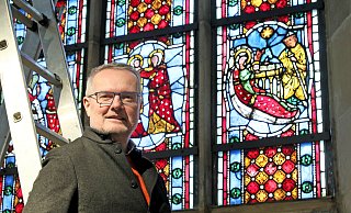 Der Kirchenkreis Herford ist derzeit wie eine Baustelle. Superintendent Olaf Reinmuth hat daher auch kein Problem, für den NW-Fotografen auf eine Leiter zu steigen. So ist er den Weihnachtsmotiven in den Fenstern der Johanniskirche am Neuen Markt in Herford näher. - Frank-Michael Kiel-Steinkamp Der Kirchenkreis Herford ist derzeit wie eine Baustelle. Superintendent Olaf Reinmuth hat daher auch kein Problem, für den NW-Fotografen auf eine Leiter zu steigen. So ist er den Weihnachtsmotiven in den Fenstern der Johanniskirche am Neuen Markt in Herford näher. - Frank-Michael Kiel-Steinkamp