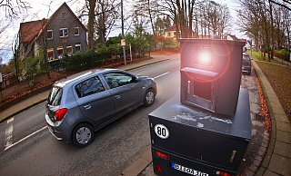 Blitzer Bernhard steht an einer Bielefelder Straße. An diesen Strecken im Stadtgebiet wird das Tempo jetzt kontrolliert. - Sarah Jonek Blitzer Bernhard steht an einer Bielefelder Straße. An diesen Strecken im Stadtgebiet wird das Tempo jetzt kontrolliert. - Sarah Jonek