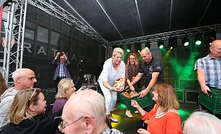 Bürgermeisterin Susanne Rutenkröger verteilt zur Eröffnung des Zwiebelmarkts 2023 Zwiebeln an die Besucher. - Gerald Dunkel Bürgermeisterin Susanne Rutenkröger verteilt zur Eröffnung des Zwiebelmarkts 2023 Zwiebeln an die Besucher. - Gerald Dunkel