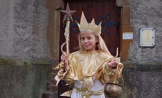 Schlüpfte schon einmal in das weiß-goldene Gewand: Liana Stach (9) wollte schon immer Sternenfee werden. Beim 16. Sternenzauber wird sie Sternenstaub verteilen und dem Nikolaus assistieren. - Sandra Spieker Schlüpfte schon einmal in das weiß-goldene Gewand: Liana Stach (9) wollte schon immer Sternenfee werden. Beim 16. Sternenzauber wird sie Sternenstaub verteilen und dem Nikolaus assistieren. - Sandra Spieker