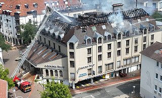 Dieses Drohnenfoto zeigt die Zerstörung. Das Dach des Hotels wurde innerhalb kürzester Zeit zerstört. Die beiden obersten Geschosse sind einsturzgefährdet, die Feuerwehr kann zunächst nur über Drehleitern löschen. - Willi Teuber Dieses Drohnenfoto zeigt die Zerstörung. Das Dach des Hotels wurde innerhalb kürzester Zeit zerstört. Die beiden obersten Geschosse sind einsturzgefährdet, die Feuerwehr kann zunächst nur über Drehleitern löschen. - Willi Teuber