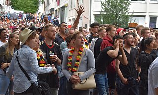 Knapp 2.000 Fußballfans schauten sich im Juni 2018 auf dem Franz-Stock-Platz ein WM-Spiel an. Dieses Bild wird es dieses Jahr nicht geben. - Archivfoto/Svenja Ludwig Knapp 2.000 Fußballfans schauten sich im Juni 2018 auf dem Franz-Stock-Platz ein WM-Spiel an. Dieses Bild wird es dieses Jahr nicht geben. - Archivfoto/Svenja Ludwig
