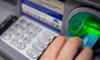 Mit einer Fotofahndung sucht die Polizei eine mutmaßliche Diebin. Die Tatverdächtige soll eine EC-Karte gestohlen und anschließend Geld von dem Konto abgehoben haben. - Symbolbild/dpa Mit einer Fotofahndung sucht die Polizei eine mutmaßliche Diebin. Die Tatverdächtige soll eine EC-Karte gestohlen und anschließend Geld von dem Konto abgehoben haben. - Symbolbild/dpa