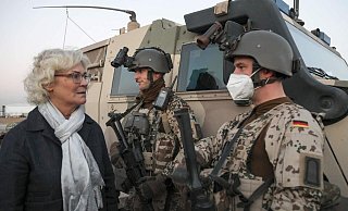 Verteidigungsministerin Christine Lambrecht (l.) im Gespräch mit deutschen Soldaten. - SAFIN HAMED / AFP Verteidigungsministerin Christine Lambrecht (l.) im Gespräch mit deutschen Soldaten. - SAFIN HAMED / AFP