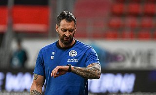 Arminia-Trainer Mitch Kniat blickt auf die Uhr. Mit der Entscheidung, die letzte Ecke noch ausführen zu lassen, war der 38-Jährige überhaupt nicht einverstanden. - IMAGO/Eibner Arminia-Trainer Mitch Kniat blickt auf die Uhr. Mit der Entscheidung, die letzte Ecke noch ausführen zu lassen, war der 38-Jährige überhaupt nicht einverstanden. - IMAGO/Eibner