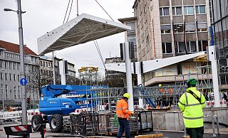 Die neuen Haltestellen-Dächer werden montiert: Der Jahnplatz-Umbau wird erneut teurer. - Barbara Franke Die neuen Haltestellen-Dächer werden montiert: Der Jahnplatz-Umbau wird erneut teurer. - Barbara Franke