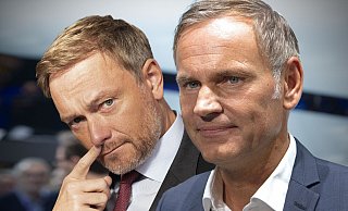 Ein Bericht über Äußerungen des Porsche-Chefs Oliver Blume (r.) über seinen engen Draht zu Finanzminister Christian Lindner sorgt für Aufsehen. - picture alliance / SvenSimon Ein Bericht über Äußerungen des Porsche-Chefs Oliver Blume (r.) über seinen engen Draht zu Finanzminister Christian Lindner sorgt für Aufsehen. - picture alliance / SvenSimon