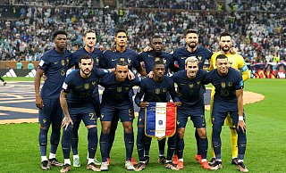 Die französische Nationalmannschaft um Superstar Kylian Mbappé (vorne r.) vor dem WM-Finale gegen Argentinien. Der Großteil dieser Spieler wird auch bei der EM 2024 dabei sein und damit nach Paderborn und Bad Lippspringe kommen. - picture alliance Die französische Nationalmannschaft um Superstar Kylian Mbappé (vorne r.) vor dem WM-Finale gegen Argentinien. Der Großteil dieser Spieler wird auch bei der EM 2024 dabei sein und damit nach Paderborn und Bad Lippspringe kommen. - picture alliance