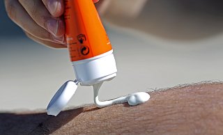 Paderborns SPD forderte die kostenlose Sonnencreme in zwei Freibädern. - dpa/Jan Woitas Paderborns SPD forderte die kostenlose Sonnencreme in zwei Freibädern. - dpa/Jan Woitas