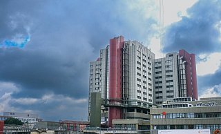 Der Komplex an der Teutoburger Straße ist einer von drei Standorten des Klinikums Bielefeld. Weitere Häuser gibt es an der Rosenhöhe in Brackwede und in Halle. - Andreas Zobe Der Komplex an der Teutoburger Straße ist einer von drei Standorten des Klinikums Bielefeld. Weitere Häuser gibt es an der Rosenhöhe in Brackwede und in Halle. - Andreas Zobe
