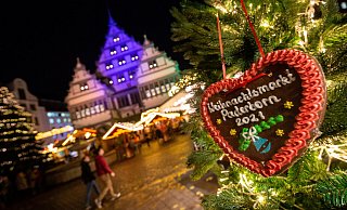 Der Rathausplatz erstrahlt in weihnachtlichem Licht. - Niklas Tüns Der Rathausplatz erstrahlt in weihnachtlichem Licht. - Niklas Tüns