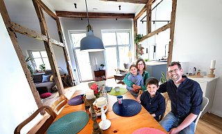 Im Februar sind Katja, Bastian, Fiona und Nick an die Hambrinker Heide 41 gezogen. 30 Jahre lang war der alte Kotten zuvor unbewohnt. - Andreas Frücht Im Februar sind Katja, Bastian, Fiona und Nick an die Hambrinker Heide 41 gezogen. 30 Jahre lang war der alte Kotten zuvor unbewohnt. - Andreas Frücht