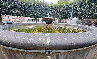 Heute kaum vorstellbar, doch einst gabs Trinkwasser aus dem Steinheimer Kump. Heute dient der Brunnen samt Baumkranz den Bürgern als Treffpunkt. - Madita Schellenberg Heute kaum vorstellbar, doch einst gabs Trinkwasser aus dem Steinheimer Kump. Heute dient der Brunnen samt Baumkranz den Bürgern als Treffpunkt. - Madita Schellenberg