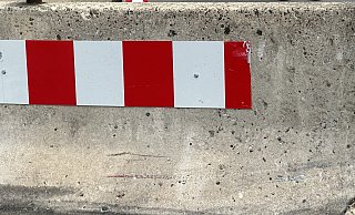 Lack dran: Rote und dunkle Lackspuren finden sich auf den Betonsperren vor der Brücke. Und bei den Autos dürfte der Lack ab sein. - Ralf T. Mischer Lack dran: Rote und dunkle Lackspuren finden sich auf den Betonsperren vor der Brücke. Und bei den Autos dürfte der Lack ab sein. - Ralf T. Mischer