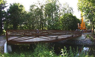 Die Brücke über die Dalke ist 18 Meter lang und etwa 20 Tonnen schwer. - Stadt Gütersloh Die Brücke über die Dalke ist 18 Meter lang und etwa 20 Tonnen schwer. - Stadt Gütersloh