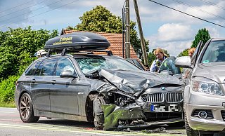 Der BMW und der Mercedes am Straßenrand. - Paul Brinkmann Der BMW und der Mercedes am Straßenrand. - Paul Brinkmann
