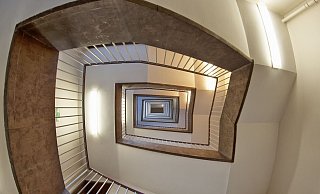 Alle Türen aus dem Treppenhaus hinaus waren für ihn unüberwindlich. - Symbolfoto: pixabay / Creative Commons Alle Türen aus dem Treppenhaus hinaus waren für ihn unüberwindlich. - Symbolfoto: pixabay / Creative Commons