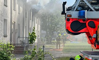 Dichter Rauch schlägt aus den Fenstern der betroffenen Wohnungen an der Paderborner Wollmarktstraße. - Feuerwehr Paderborn Dichter Rauch schlägt aus den Fenstern der betroffenen Wohnungen an der Paderborner Wollmarktstraße. - Feuerwehr Paderborn