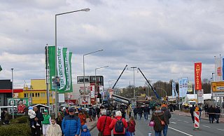 Sonst viel befahren, diesmal für Flaneure reserviert: Am Frankfurter Weg zeigen sich die umliegenden Unternehmen. Das Ausflugsangebot mit Rummel-Atmosphäre haben zahlreiche Menschen gerne angenommen. - Moritz Jülich Sonst viel befahren, diesmal für Flaneure reserviert: Am Frankfurter Weg zeigen sich die umliegenden Unternehmen. Das Ausflugsangebot mit Rummel-Atmosphäre haben zahlreiche Menschen gerne angenommen. - Moritz Jülich