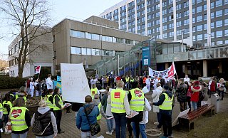 Die Mitarbeitenden des Klinikums Herford sind erneut zum Warnstreik aufgerufen. Am 14. Februar hatten OP- und Anästhesie-Pflegekräften für eine bessere Bezahlung ihre Arbeit niedergelegt. - Frank-Michael Kiel-Steinkamp Die Mitarbeitenden des Klinikums Herford sind erneut zum Warnstreik aufgerufen. Am 14. Februar hatten OP- und Anästhesie-Pflegekräften für eine bessere Bezahlung ihre Arbeit niedergelegt. - Frank-Michael Kiel-Steinkamp