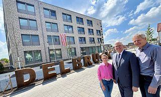 Projektleiterin Stefanie Volkmer, Bürgermeister Werner Peitz und Bauamtsleiter Markus Hückelheim sind stolz auf das neue Delbrücker Rathaus. Die Stadtverwaltung arbeitet damit wieder gemeinsam unter einem Dach. - Jens Reddeker Projektleiterin Stefanie Volkmer, Bürgermeister Werner Peitz und Bauamtsleiter Markus Hückelheim sind stolz auf das neue Delbrücker Rathaus. Die Stadtverwaltung arbeitet damit wieder gemeinsam unter einem Dach. - Jens Reddeker