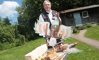 Konrad Dommes ist seit über 30 Jahren der Herr der Vögel bei der St. Dionysius-Schützenbruderschaft in Buke. Hier präsentiert er den aktuellen Schützenvogel, den kleineren für die Jungschützen, den Rohling (l.) für nächstes Jahr und sein Werkzeug. - Uwe Müller Konrad Dommes ist seit über 30 Jahren der Herr der Vögel bei der St. Dionysius-Schützenbruderschaft in Buke. Hier präsentiert er den aktuellen Schützenvogel, den kleineren für die Jungschützen, den Rohling (l.) für nächstes Jahr und sein Werkzeug. - Uwe Müller