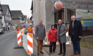 Landtagsabgeordneter Matthias Goeken (v. l.), Baudezernentin Claudia Koch, Jens Kronsbein (Bezirksregierung Detmold) und Bürgermeister Daniel Hartmann machen einen Stadtrundgang. - Stadt Höxter Landtagsabgeordneter Matthias Goeken (v. l.), Baudezernentin Claudia Koch, Jens Kronsbein (Bezirksregierung Detmold) und Bürgermeister Daniel Hartmann machen einen Stadtrundgang. - Stadt Höxter