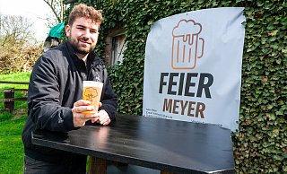 2023 feierte Max Meyer beim Parksaufen, hier an einem der Stehtische Marke Eigenbau, noch als angehender Abiturient. In diesem Jahr richtet er mit seinem Unternehmen "Feier Meyer" das Traditions-Event der Abiturjahrgänge auf den Werrewiesen aus. - Ralf Bittner 2023 feierte Max Meyer beim Parksaufen, hier an einem der Stehtische Marke Eigenbau, noch als angehender Abiturient. In diesem Jahr richtet er mit seinem Unternehmen "Feier Meyer" das Traditions-Event der Abiturjahrgänge auf den Werrewiesen aus. - Ralf Bittner