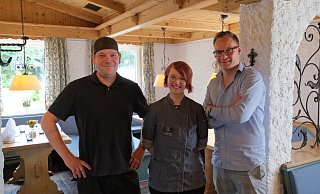 Verbinden klassische und moderne Küche: Das Team des Restaurants Wittekindsquelle um die beiden Küchenchefs Christian Taake (l.) und Laura Kosfeld sowie Betriebsleiter Moritz Weber. - Nicole Bliesener Verbinden klassische und moderne Küche: Das Team des Restaurants Wittekindsquelle um die beiden Küchenchefs Christian Taake (l.) und Laura Kosfeld sowie Betriebsleiter Moritz Weber. - Nicole Bliesener