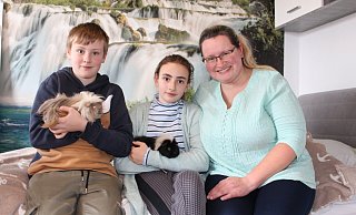 Sie sind eine "Stroke Family": Natalie Prieb mit ihren Kindern Julia (11) und Roland (13). Nach Rolands Schlaganfall hat die Familie die Meerschweinchen Polly und Susie angeschafft. - Linda Schnepel Sie sind eine "Stroke Family": Natalie Prieb mit ihren Kindern Julia (11) und Roland (13). Nach Rolands Schlaganfall hat die Familie die Meerschweinchen Polly und Susie angeschafft. - Linda Schnepel