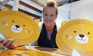 Eva Specker hat sich bei dem TÜV-zertifizierten Bildungsträger „Stark auch ohne Muckis“ zur Selbstbehauptungs- und Resilienz-trainerin ausbilden lassen. - Michaela Weiße Eva Specker hat sich bei dem TÜV-zertifizierten Bildungsträger „Stark auch ohne Muckis“ zur Selbstbehauptungs- und Resilienz-trainerin ausbilden lassen. - Michaela Weiße
