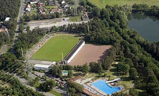 Auch in der Luftaufnahme des Hermann-Löns-Stadions sind die vier Betonpfeiler der ehemaligen Flutlichtanlage gut zu erkennen. - (Archivbild) Gerd Vieler Auch in der Luftaufnahme des Hermann-Löns-Stadions sind die vier Betonpfeiler der ehemaligen Flutlichtanlage gut zu erkennen. - (Archivbild) Gerd Vieler