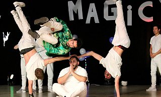 Die Weltmeister, die "Last Action Heroes", sind begnadete Breakdancer und sorgen auch auf der Opernbühne in Enger für Wirbel. - Egon Bieber Die Weltmeister, die "Last Action Heroes", sind begnadete Breakdancer und sorgen auch auf der Opernbühne in Enger für Wirbel. - Egon Bieber