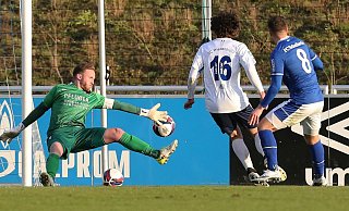 Nullzwei: Schalkes Blendi Idrizi (8) lässt sich von Christian Will (16) nicht davon abhalten, den Wiedenbrücker Torhüter Marcel Hölscher in der 25. Minute zum zweiten Mal in diesem Spiel zu überwinden. - Daniel Bremehr Nullzwei: Schalkes Blendi Idrizi (8) lässt sich von Christian Will (16) nicht davon abhalten, den Wiedenbrücker Torhüter Marcel Hölscher in der 25. Minute zum zweiten Mal in diesem Spiel zu überwinden. - Daniel Bremehr