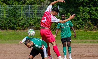 Bei Ilker Aslan (l.) und dem SC Hicret ist genauso wie beim VfB Fichte mit Nury Hussein einiges aus dem Gleichgewicht geraten. - Andreas Zobe Bei Ilker Aslan (l.) und dem SC Hicret ist genauso wie beim VfB Fichte mit Nury Hussein einiges aus dem Gleichgewicht geraten. - Andreas Zobe