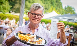 Seekrug-Wirt Christian Schulz im Außenbereich seiner Gastronomie am Obersee. Kommt die Mehrwertsteuererhöhung, wird es auch für seine Gäste teurer werden. - Mike-Dennis Müller / www.mdm.photo Seekrug-Wirt Christian Schulz im Außenbereich seiner Gastronomie am Obersee. Kommt die Mehrwertsteuererhöhung, wird es auch für seine Gäste teurer werden. - Mike-Dennis Müller / www.mdm.photo