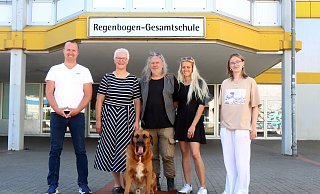 Oliver Köhler (v.l.), Maike Maatz, Johannes Hegel, Esther Widdel und Ronja Hedemann sprechen mit der NW über die Drohungen gegen die Regenbogen-Gesamtschule. Hund Oswald passte auf. - Andreas Sundermeier Oliver Köhler (v.l.), Maike Maatz, Johannes Hegel, Esther Widdel und Ronja Hedemann sprechen mit der NW über die Drohungen gegen die Regenbogen-Gesamtschule. Hund Oswald passte auf. - Andreas Sundermeier