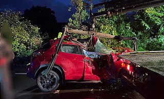 Das Auto ist bei dem Unfall komplett zerstört worden. - Feuerwehr Herford Das Auto ist bei dem Unfall komplett zerstört worden. - Feuerwehr Herford