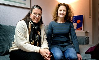 Christina Gerdenits (l.,43) arbeitet seit zwei Jahren beim Krisendienst im Kreis Gütersloh - Stephanie Aistermann (53) schon seit mehr als 20 Jahren. Dieses Jahr haben die Frauen zusammen in der Weihnachtsnacht Dienst. - Andreas Frücht Christina Gerdenits (l.,43) arbeitet seit zwei Jahren beim Krisendienst im Kreis Gütersloh - Stephanie Aistermann (53) schon seit mehr als 20 Jahren. Dieses Jahr haben die Frauen zusammen in der Weihnachtsnacht Dienst. - Andreas Frücht
